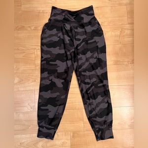 Old navy active high waisted powersoft camo joggers size medium